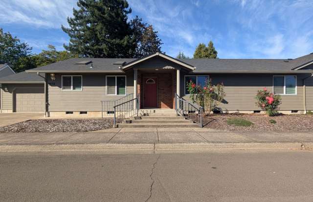 Fantastic 3bd/2bth Duplex w/ Fenced Yard ~ Great Area Gallery 1