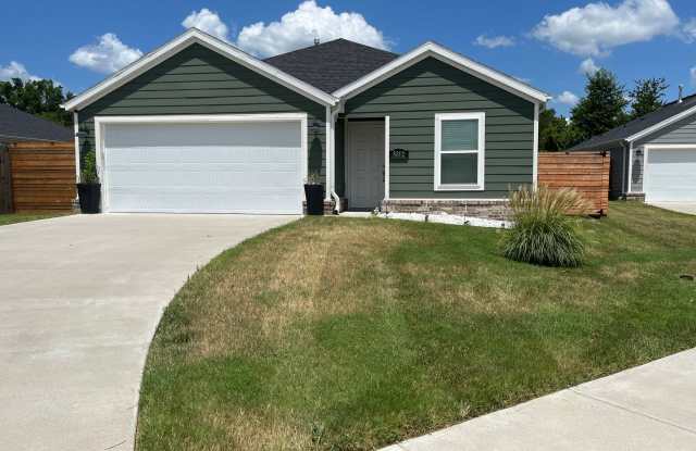 $500 Off Move-In Special! -Spacious 3BR/2BA for rent in Fayetteville, AR photos photos