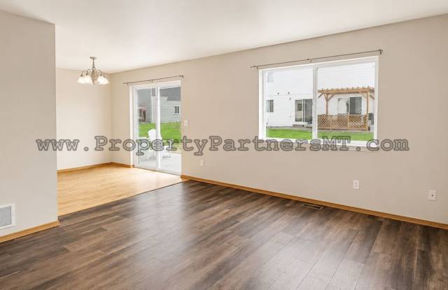 Very Nice 3 Bed 2.5 Bath Town house in River Rock Subdivision! photos photos