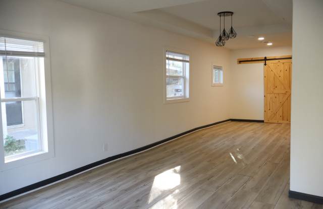 2147 North Newton Avenue Gallery 4