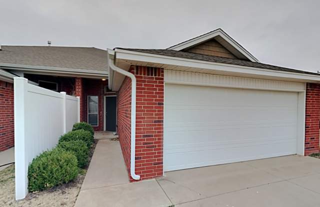 Very nice 3 bedroom 2 bathroom duplex in the  Yukon school district Gallery 3