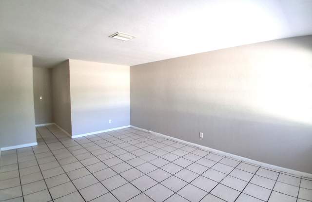 2203-2205 SE 15th Pl - 2203 Gallery 3