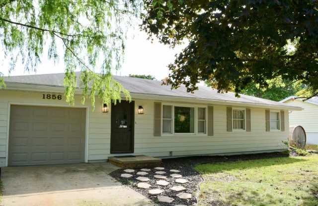3-bedroom, 1.5 bathroom FURNISEHD home in Stevensville Gallery 1