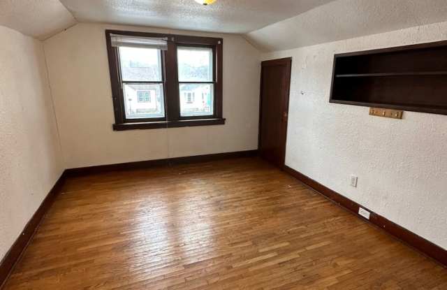 5 Bedroom Home Near Campus - 725 24th Street North, La Crosse, WI 54601