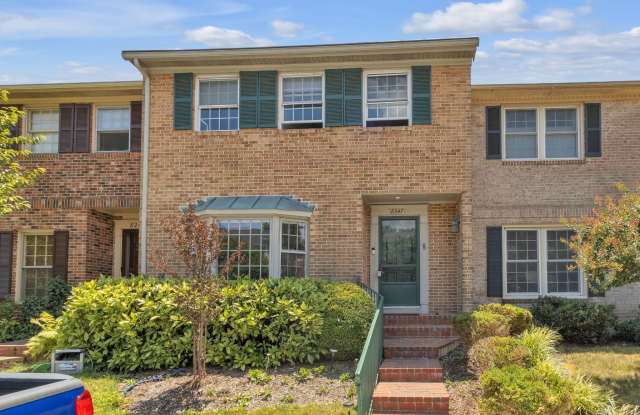 8247 CLIFTON FARM COURT - 8247 Clifton Farm Court, Hybla Valley, VA 22306