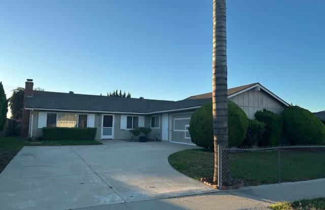 Stunning Simi Valley Home 4+2 home with RV Parking Gallery 1