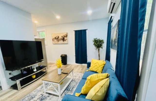 735 East University Avenue Unit 1 - 735 East University Avenue, Gainesville, FL 32601