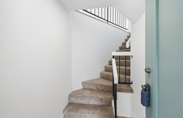 FOR LEASE - 2+2 Condo over looking the Channel Islands Harbor w/lots of Amenities Gallery 3