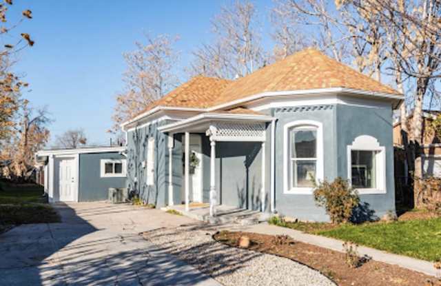 Large 2 Bed, 1 Bath + 2 Bonus Rooms – Two Weeks Free Rent! - 437 North 700 West, Salt Lake City, UT 84116