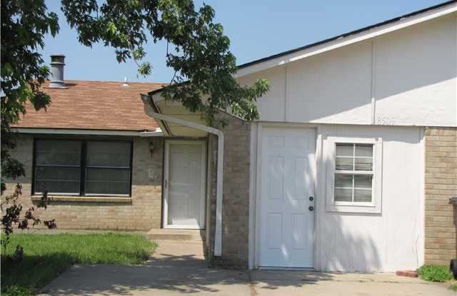 2 bed 2 bed garage conversion with flex space, close to I-44 and I-240 ready for move in! Pets considered! photos photos