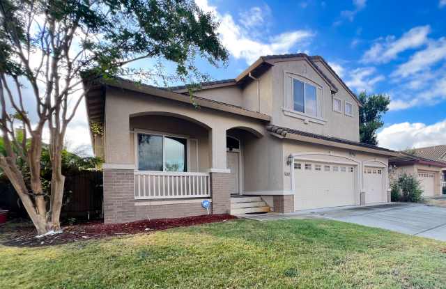 Spacious 5 Bed, 3 Bath Home on Cul-de-sac Lot Gallery 3