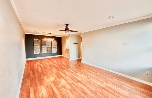 Three Bedroom Home with Spacious Bedrooms Gallery 1