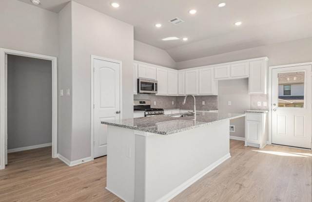 NEVER LIVED IN Spacious 4 Bedroom In Clear View Estates Gallery 3