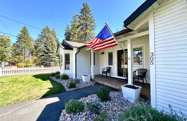 **50% OFF 1st Month** Furnished 3BR Home with Large Yard & Patio - 305 W. Washington Ave. Gallery 4