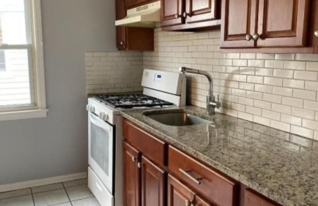10 Evelyn Ct - 10 Evelyn Court, Essex County, NJ 07040