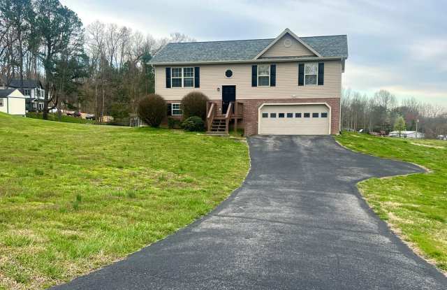 3 bedroom / 2 bath + den located in Jonesborough photos photos