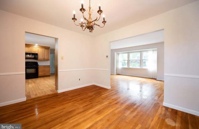 2409 SWEETBRIAR Road Gallery 3