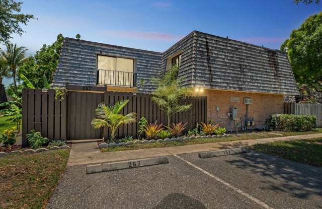 Elegant Lakeview Townhome – Hardwood Floors, Enclosed Patio,  Beachside Living photos photos