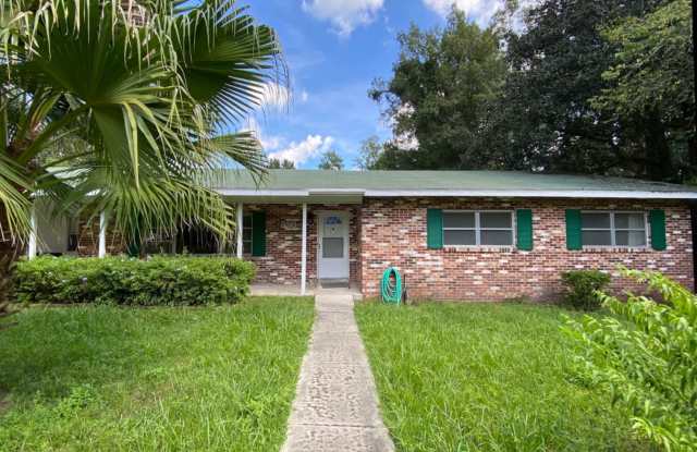 4/3.5 with Pool Home Located in NW Central Gainesville! photos photos