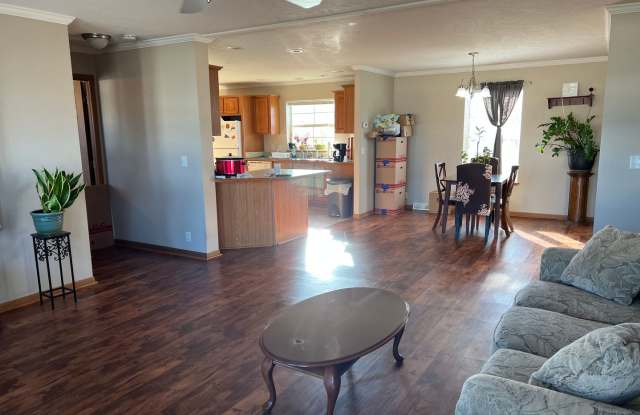 Attractive, recently remodeled, 3 BR home in south Bloomington Gallery 4