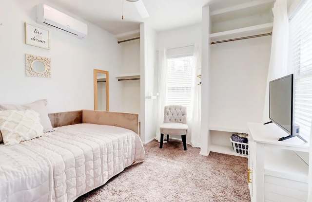 Room in 2 Bedroom Home at Bowen Ave SE Gallery 4