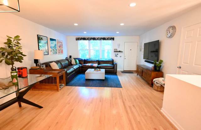 Spacious 2 Bed, 2 Bath Duplex in Logan Square | Garage Parking Available Gallery 4