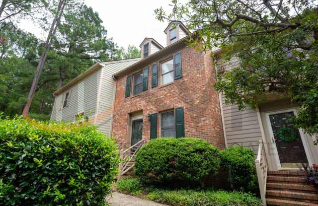 Charming 2BR & 2.5BA Townhome with Dual Primary Suites in Woodstream Glen Gallery 3
