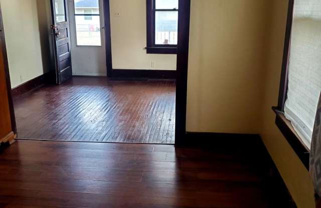 Coming Soon! Well Maintained and Clean 2br/1ba House with Hardwood Throughout photos photos