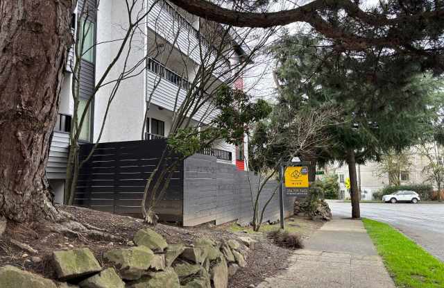 2 BLOCKS TO GREEN LAKE PARK! Gallery 4