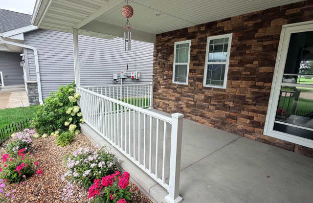 Great NE location 4 Bedroom 3.5 bathrooms with 3 stall garage Gallery 3