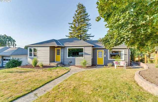 Prime Oregon City Location - Three Bedroom Bungalow, Completely Renovated, Beautiful Backyard !!! Gallery 1