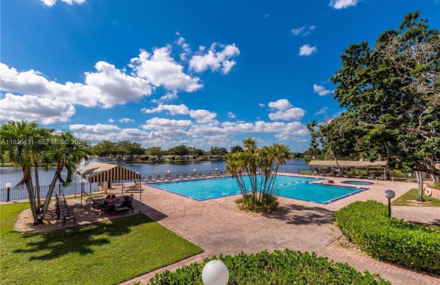 351 Cambridge Rd - 351 Cambridge Road, Hollywood, FL 33024