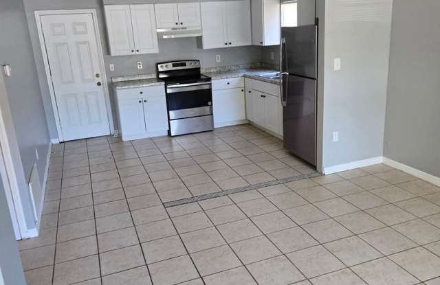 2 BED / 1 BATH DUPLEX (MOVE IN SPECIAL 1/2 OFF 1ST MONTH'S RENT) Gallery 3