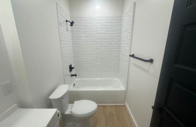 Spacious Luxury 1 Bedroom in Beautifully Restored Historic Building! Gallery 4