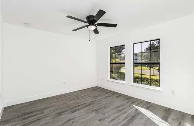 Stunning 5 Bedroom 2.5 Bath w/Den Gallery 4