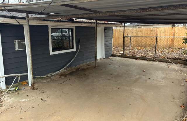 105 1/2 E Bond St photos photos