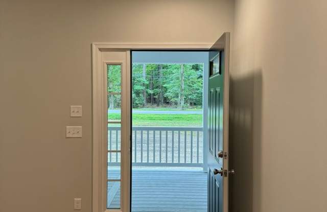 FULLY RENOVATED 3 BEDROOM FARMHOUSE Gallery 4