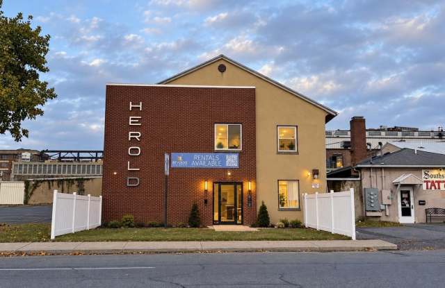 215 Hickory Street Gallery 1