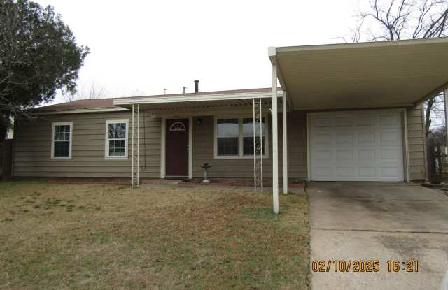 New listing! 3 bedrooms/1 bath/garage with carport - 2206 Northwest 26th Street, Lawton, OK 73505