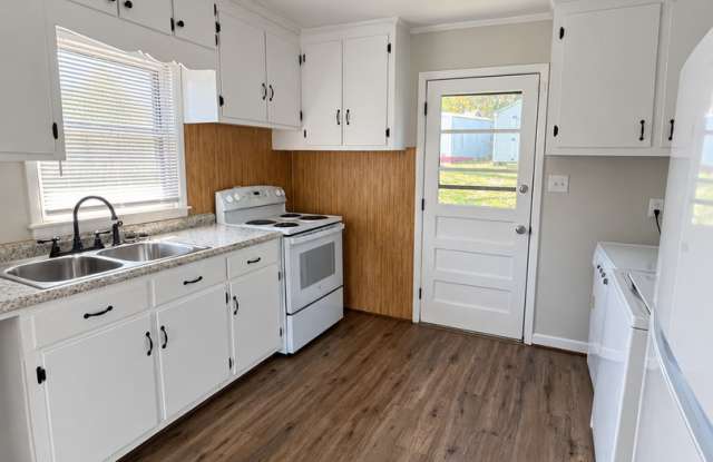 Three bedroom, one bath house in Hillsborough Gallery 4