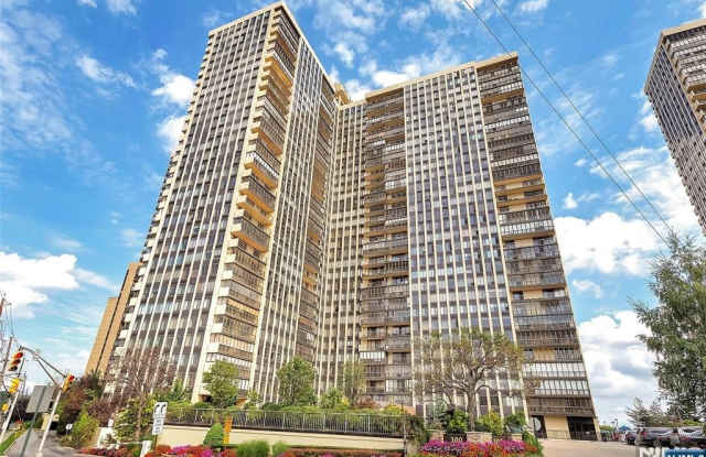 300 Winston 1104 - 300 Winston Drive, Cliffside Park, NJ 07010