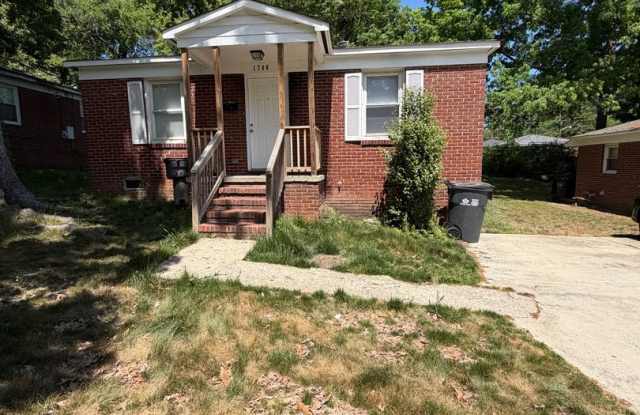 Recently Renovated 2 Bedroom 1 Bath Home AVAILABLE NOW . ($500 OFF Full Months Rent Must M/I By 4/30/26) photos photos