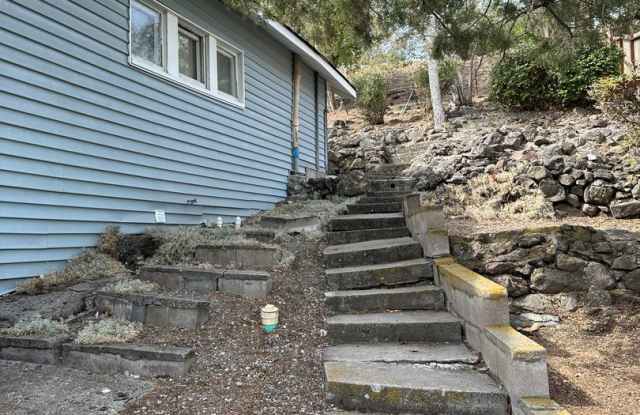 Enoy the picturesque views of Lake Ewauna and the City from this Cozy 2bdrm 1 bath home Gallery 3