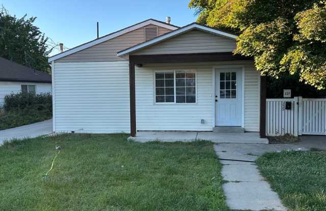 GET $500 OFF THE FIRST MONTHS RENT!!! - 225 East Louise Avenue, South Salt Lake, UT 84115