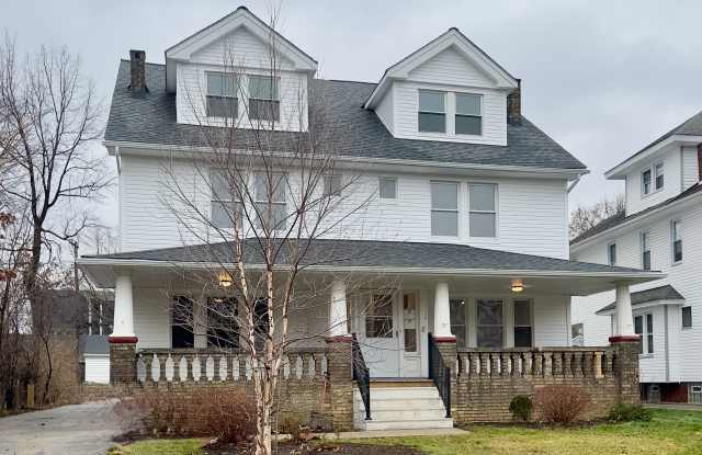 2407 Woodmere Dr photos photos