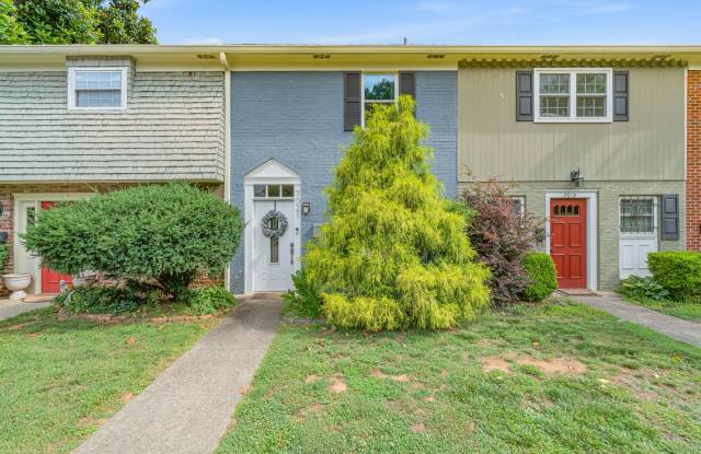 Knoxville 37909 - 2 Bedroom Condo with 1080 square feet - Call or Text Ryan Fogarty (865) 333-4840 Gallery 1