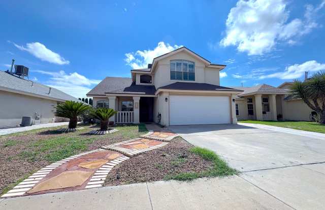 Refrig A/C 3bed/3bath with bonus Loft and Balcony! Gallery 1