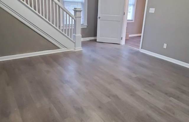 Spacious 4 Bedroom Home with Fenced Yard Gallery 4