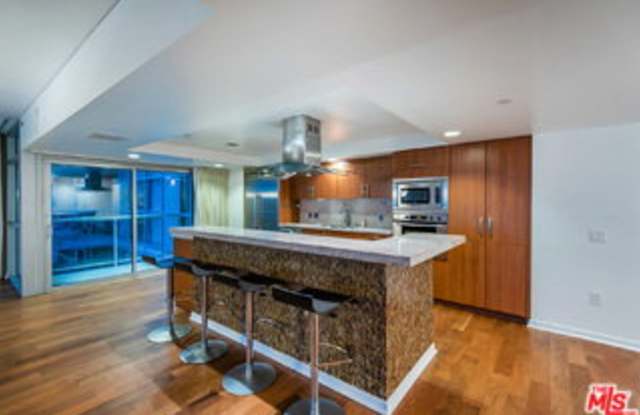 13650 Marina Pointe Drive Gallery 4