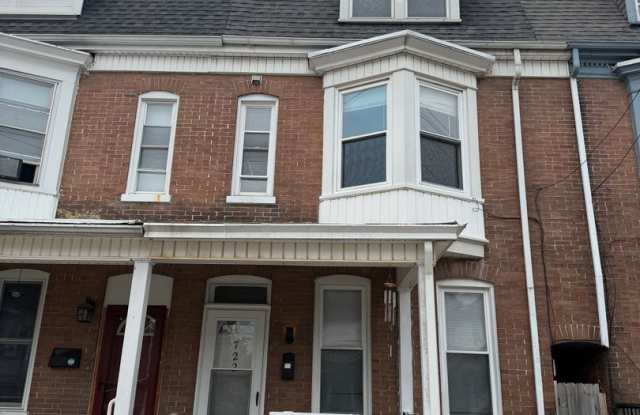 Five bedroom one and a half bath on Manor St! Gallery 1